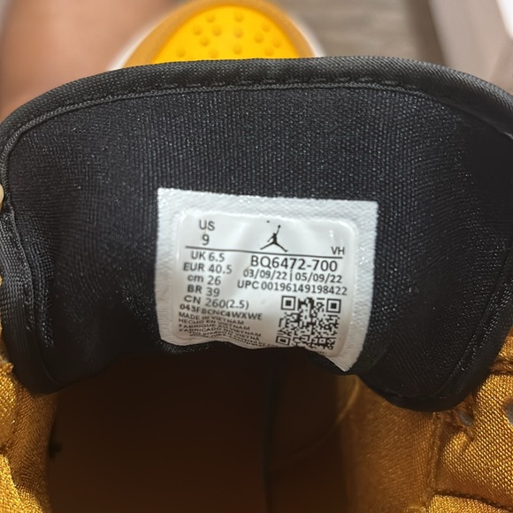 SOLD!! Size 9 Women’s Air Jordan Mid - Picture 7 of 7